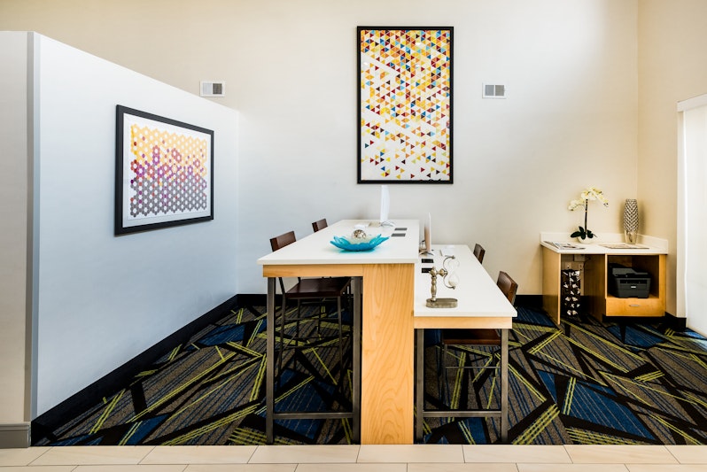 Holiday Inn Express and Suites Charlotte Arpt-Belmont