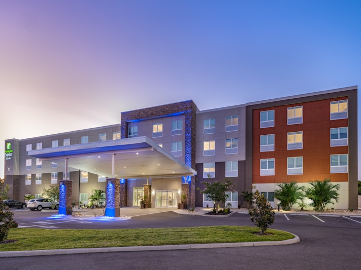 Holiday Inn Express and Suites Ruskin – Sun City