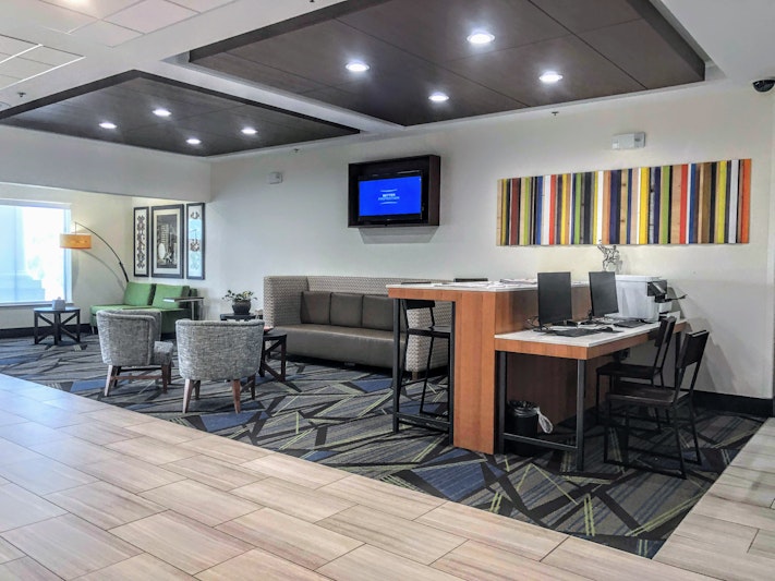 HOLIDAY INN EXP STES HEARNE