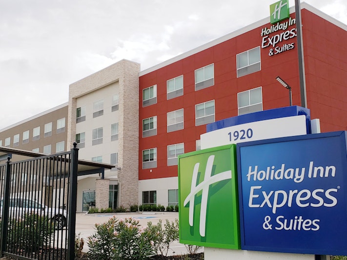 Holiday Inn Express and Suites Houston IAH – Beltway 8