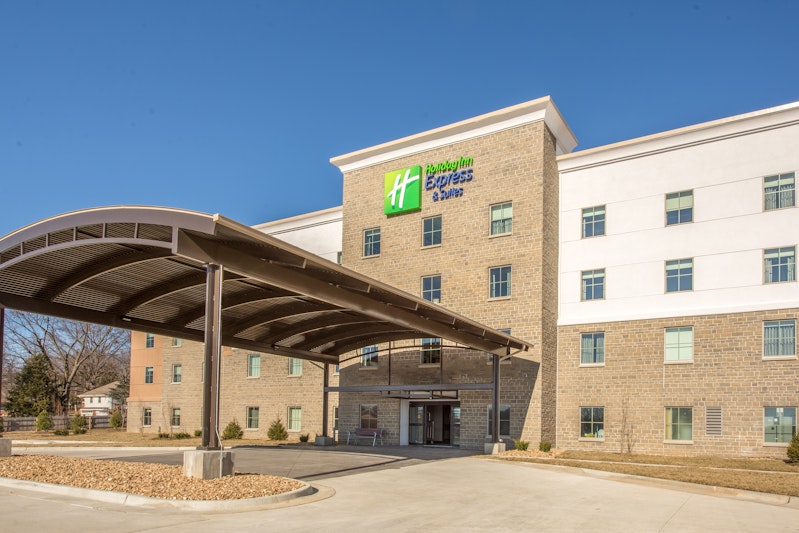 Holiday Inn Express and Suites Shawnee-Kansas City West