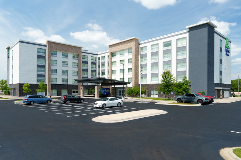 Holiday Inn Express and Suites Mall of America – MSP Airport