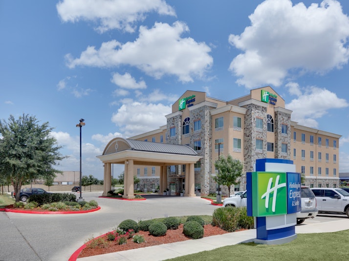 Holiday Inn Express & Suites SAN ANTONIO SE – MILITARY DR