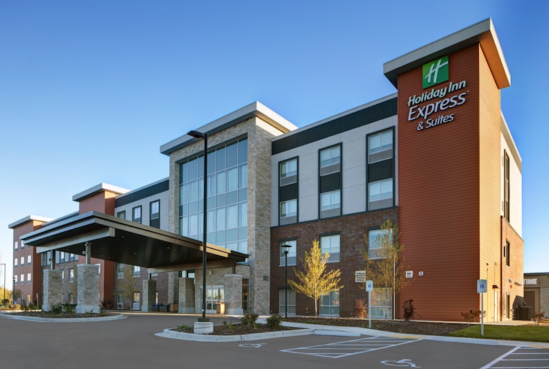 Holiday Inn Express and Suites Milwaukee – Brookfield