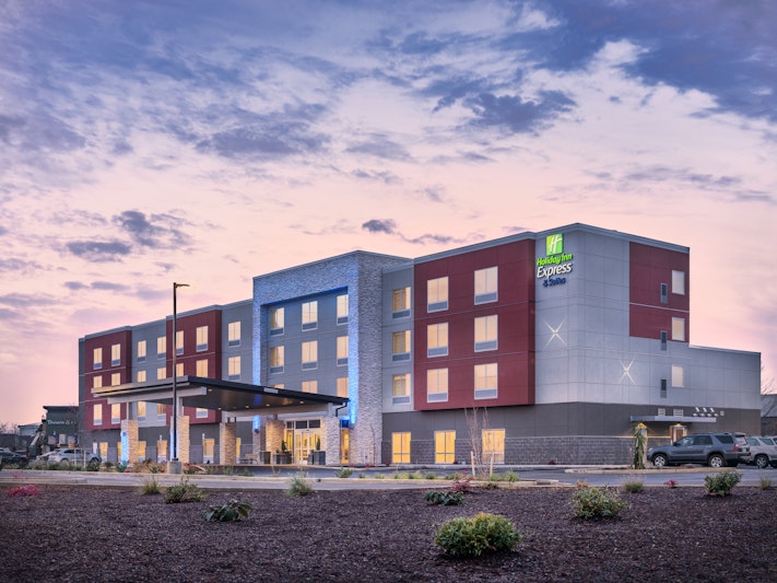 Holiday Inn Express and Suites Salem North – Keizer