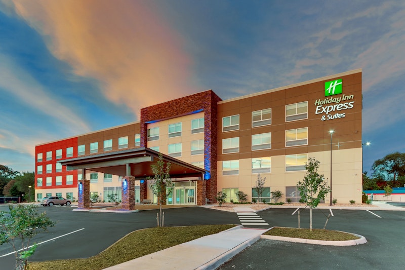Holiday Inn Express and Suites Roanoke – Civic Center