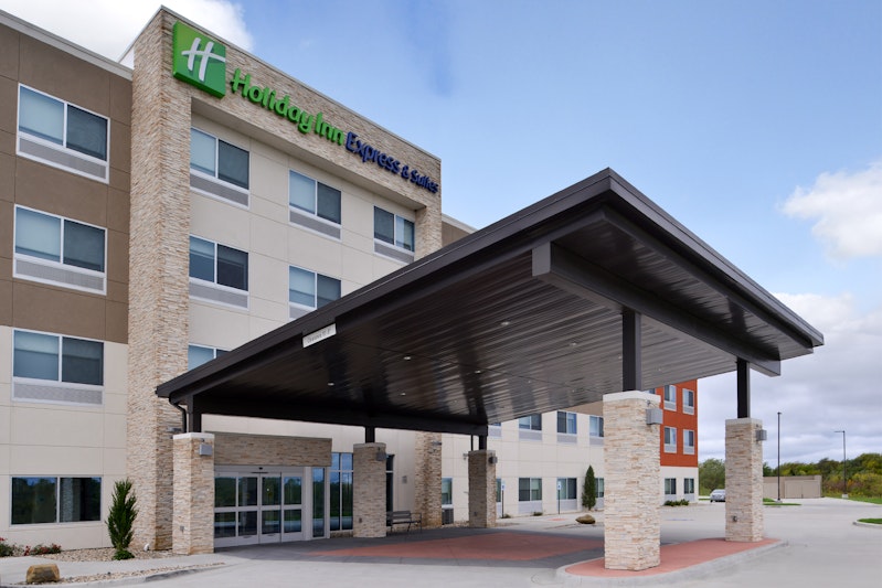 Holiday Inn Express and Suites Kansas City – Lee’s Summit