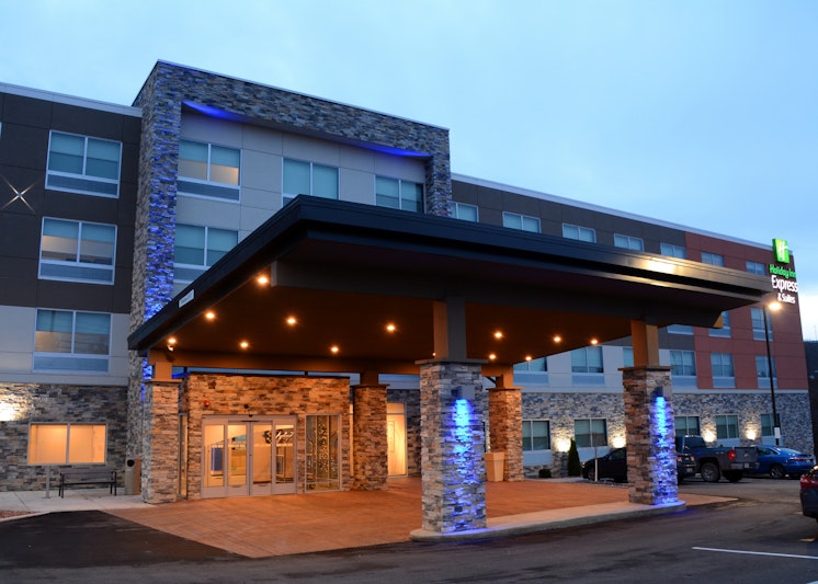 Holiday Inn Express and Suites Pittsburgh – Monroeville