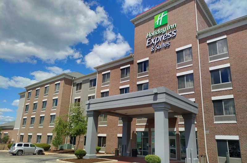 Holiday Inn Express and Suites Milwaukee NW – Park Place