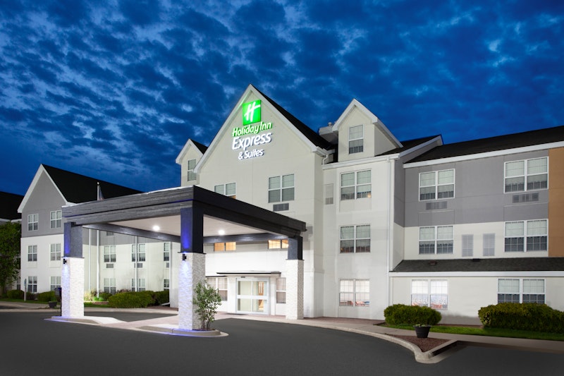 Holiday Inn Express and Suites Port Washington
