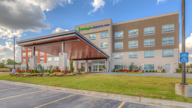 Holiday Inn Express and Suites Tulsa Midtown