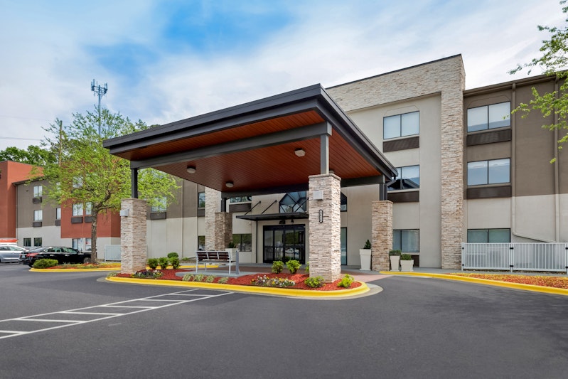 Holiday Inn Express and Suites Raleigh NE – Medical Ctr Area