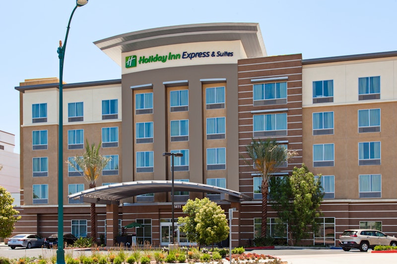 Holiday Inn Express and Suites Anaheim Resort Area