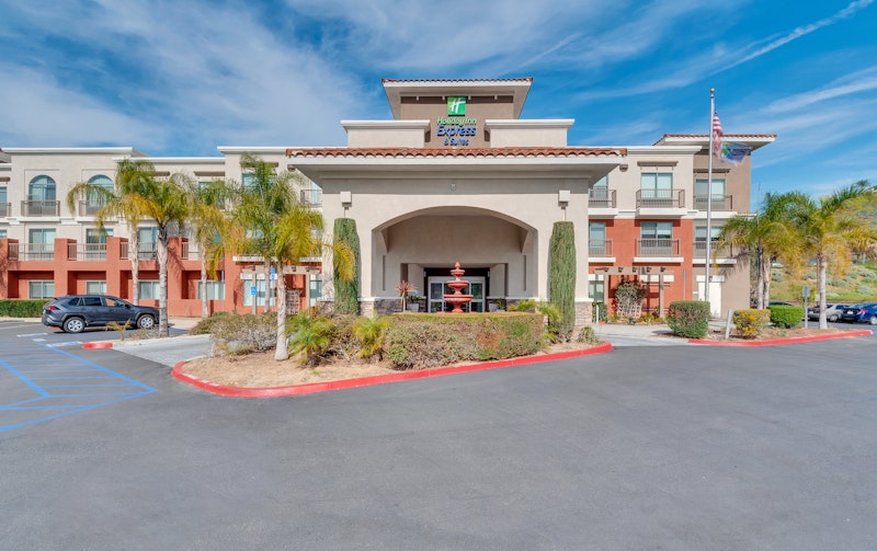 HOLIDAY INN EXP STES LAKE ELSI