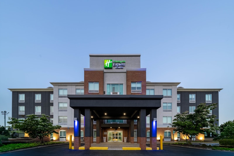 Holiday Inn Express and Suites Woodbridge