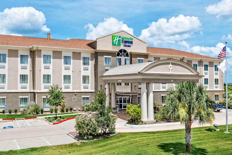 Holiday Inn Express and Suites Cotulla