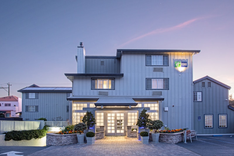 HOLIDAY INN EXP MONTEREY