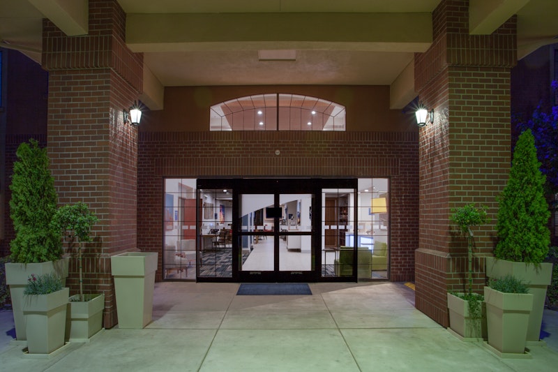 Holiday Inn Express and Suites Davis – University Area