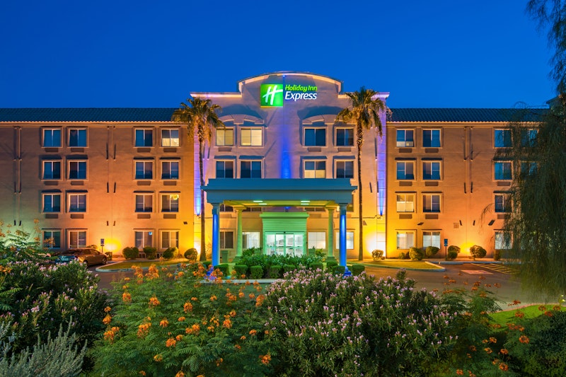 Holiday Inn Express & Suites – Peoria North-Glendale