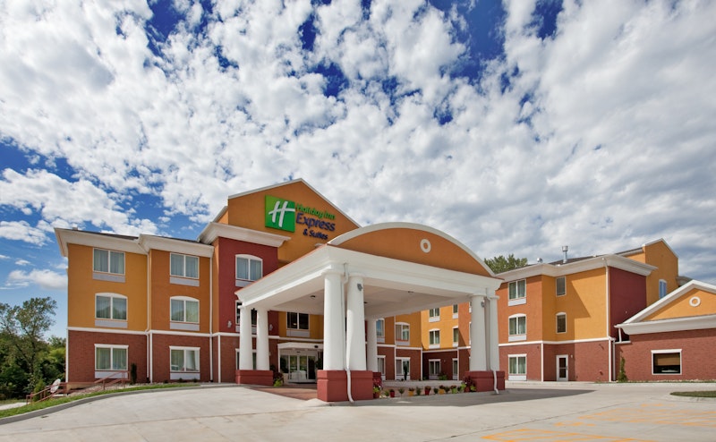 Holiday Inn Express & Suites KANSAS CITY SPORT COMPLEX AREA