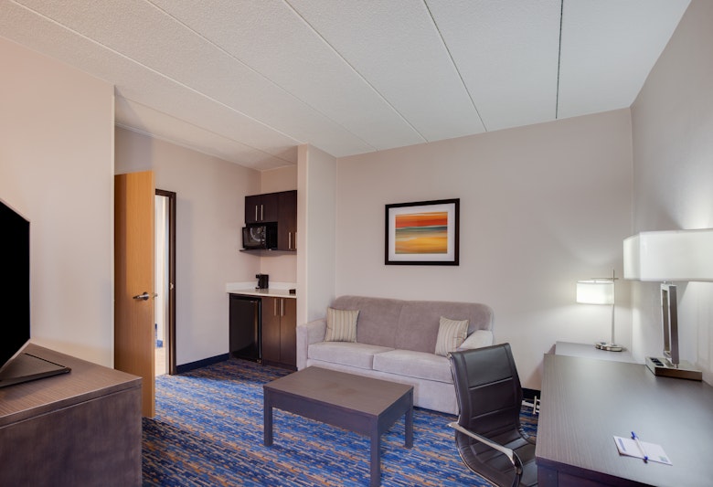 HOLIDAY EXPRESS HOTEL & SUITES CAPITOL BELTWAY I-95 (Largo)