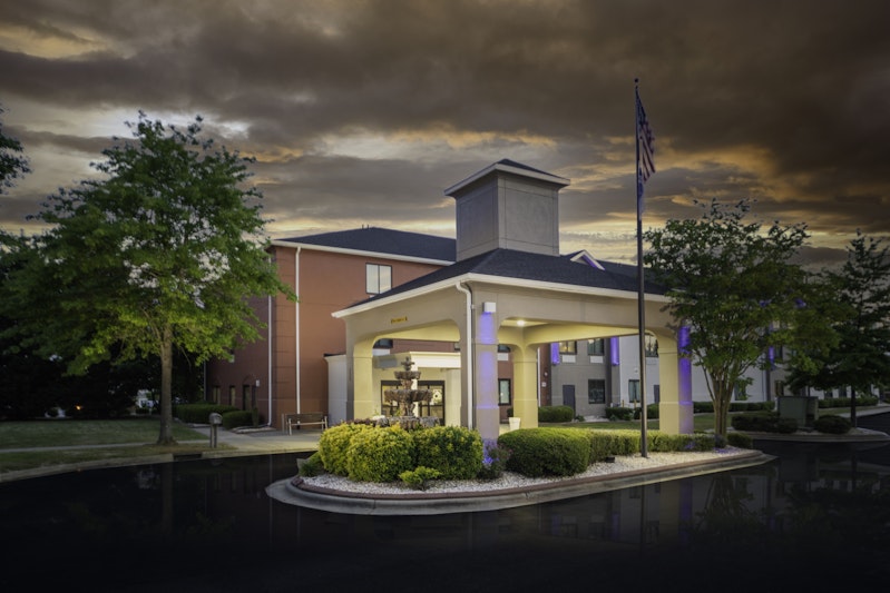 HOLIDAY INN EXPRESS CLAYTON