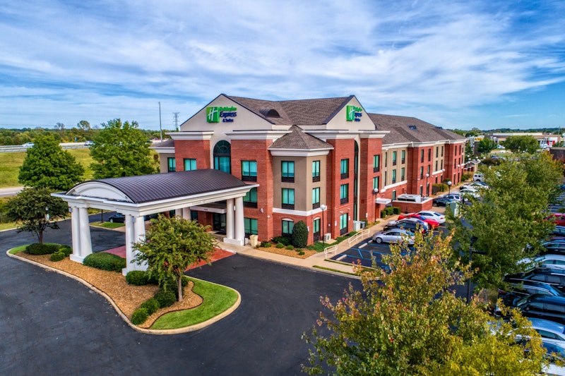 Holiday Inn Express and Suites Memphis Southwind
