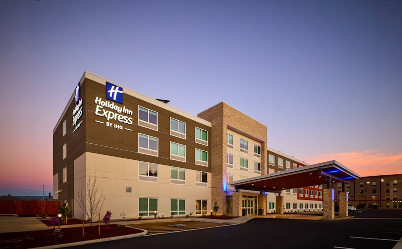 Holiday Inn Express and Suites Roseburg North