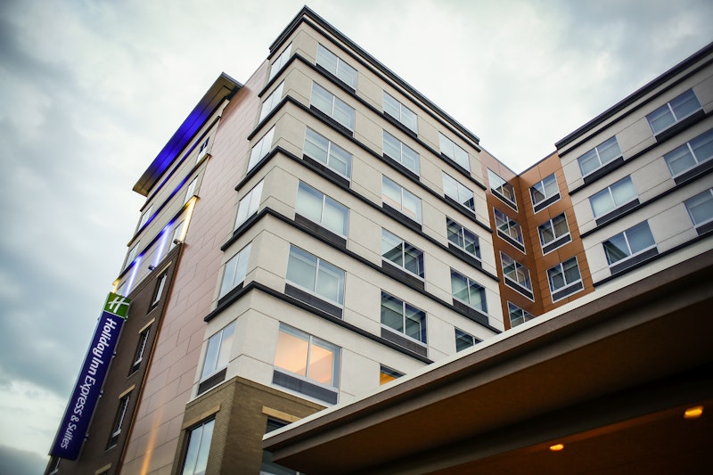 HOLIDAY INN EXPRESS LOUISVILLE