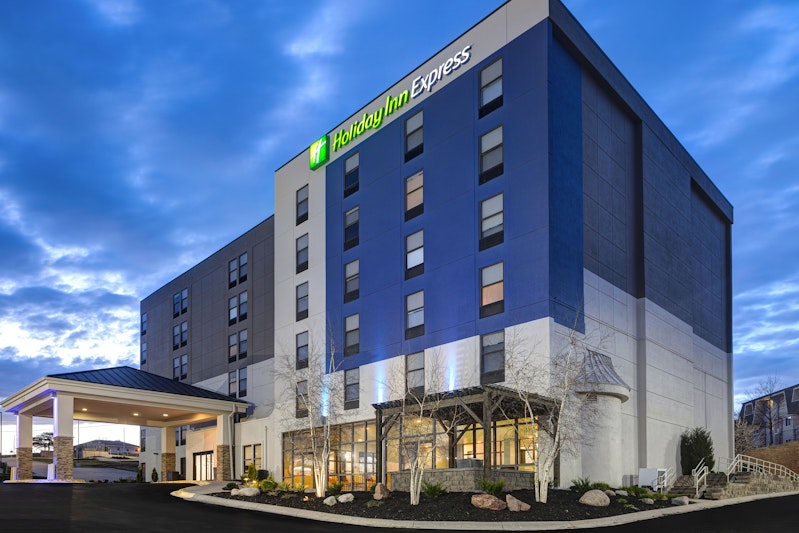 Holiday Inn Express and Suites Central Omaha