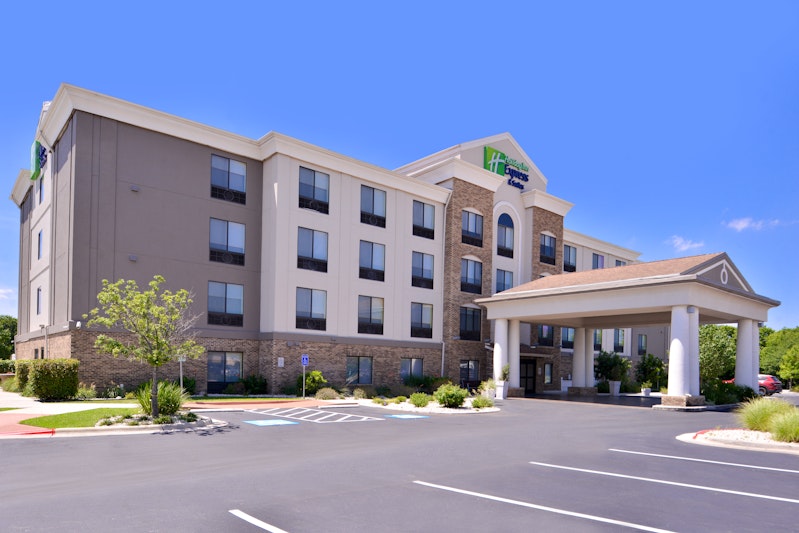 HOLIDAY INN EXP STES SELMA