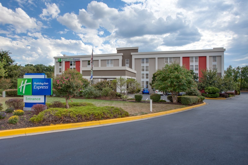 HOLIDAY INN EXP CAMP SPRINGS