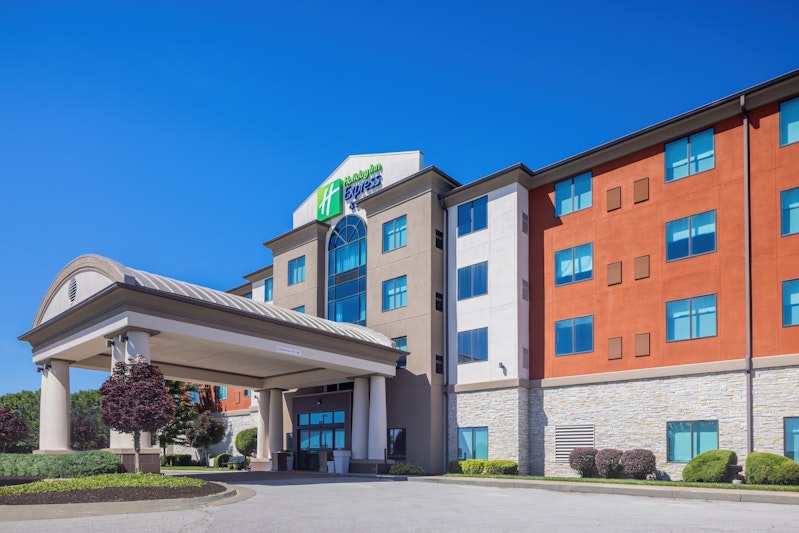 Holiday Inn Express and Suites Kansas City Airport