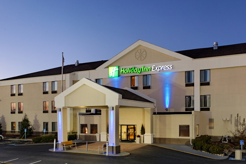 HOLIDAY INN EXPRESS METROPOLIS