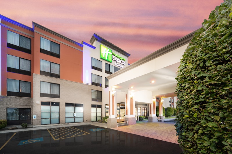 Holiday Inn Express Hotel & Suites