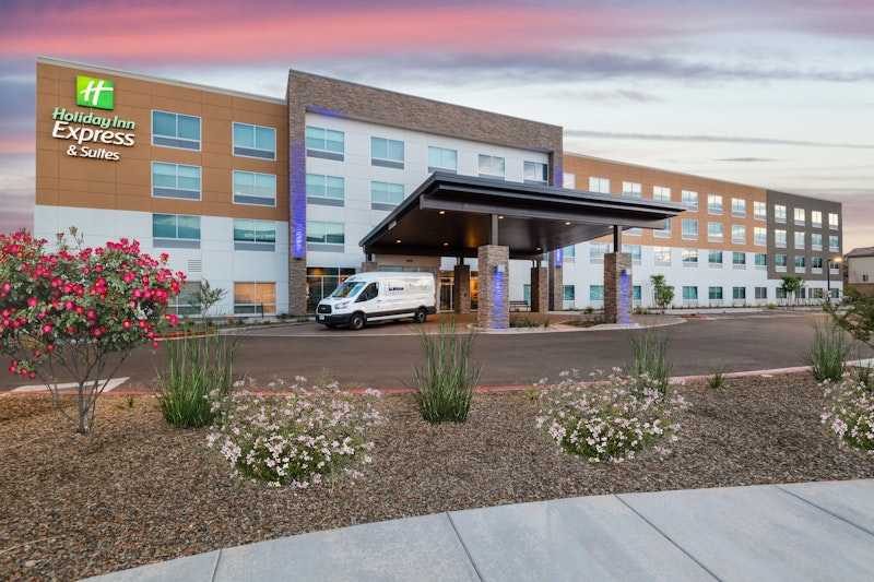 Holiday Inn Express and Suites Phoenix – Airport North