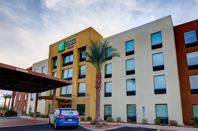 Holiday Inn Express and Suites Phoenix North – Scottsdale