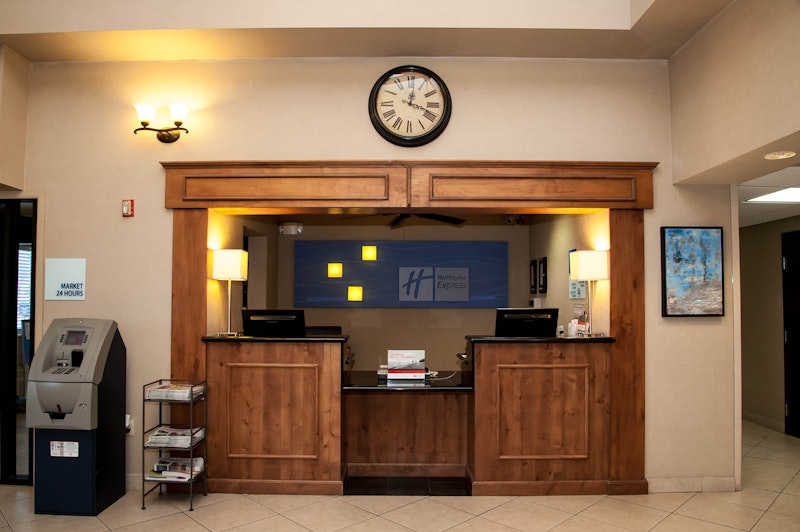HOLIDAY INN EXPRESS AIRPORT