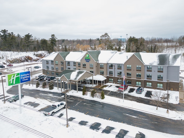 Holiday Inn Express and Suites Marquette
