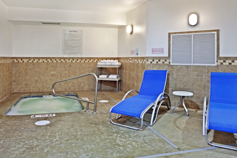HOLIDAY INN EXP STES VANCOUVER
