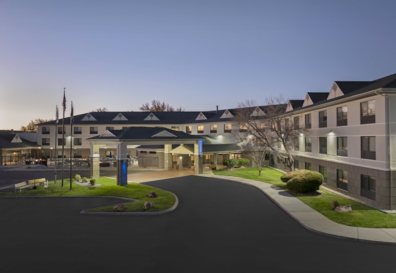 HOLIDAY INN EXP STES MONTROSE