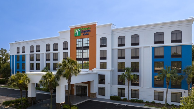 Holiday Inn Express and Suites Jacksonville SE- Med Ctr Area