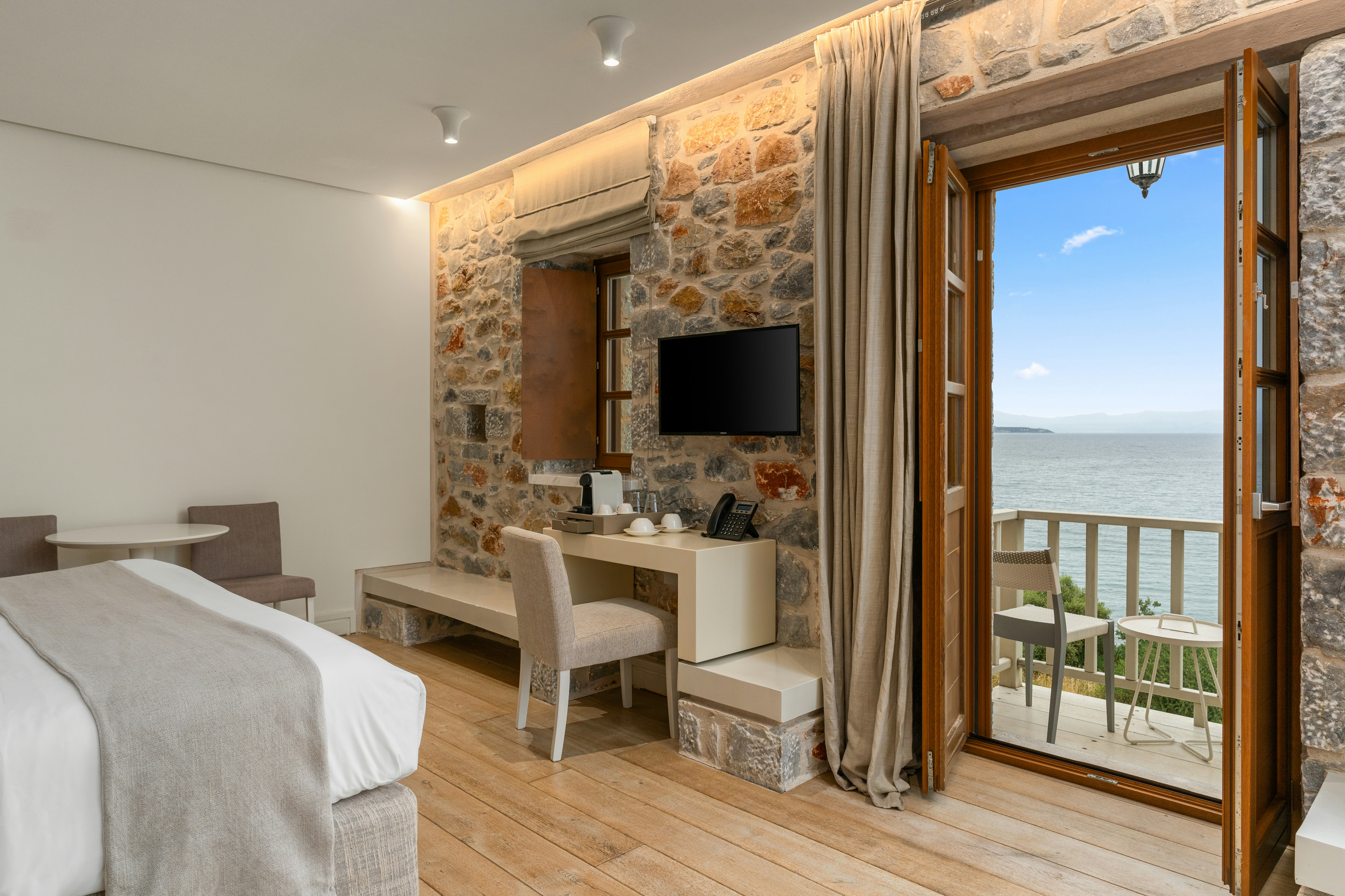 Upbeat Junior Suite Sea View - Bedroom