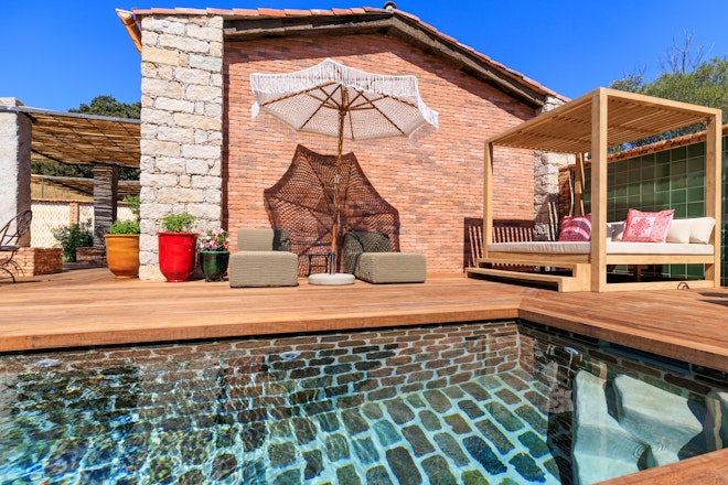 Nucciola - Pool