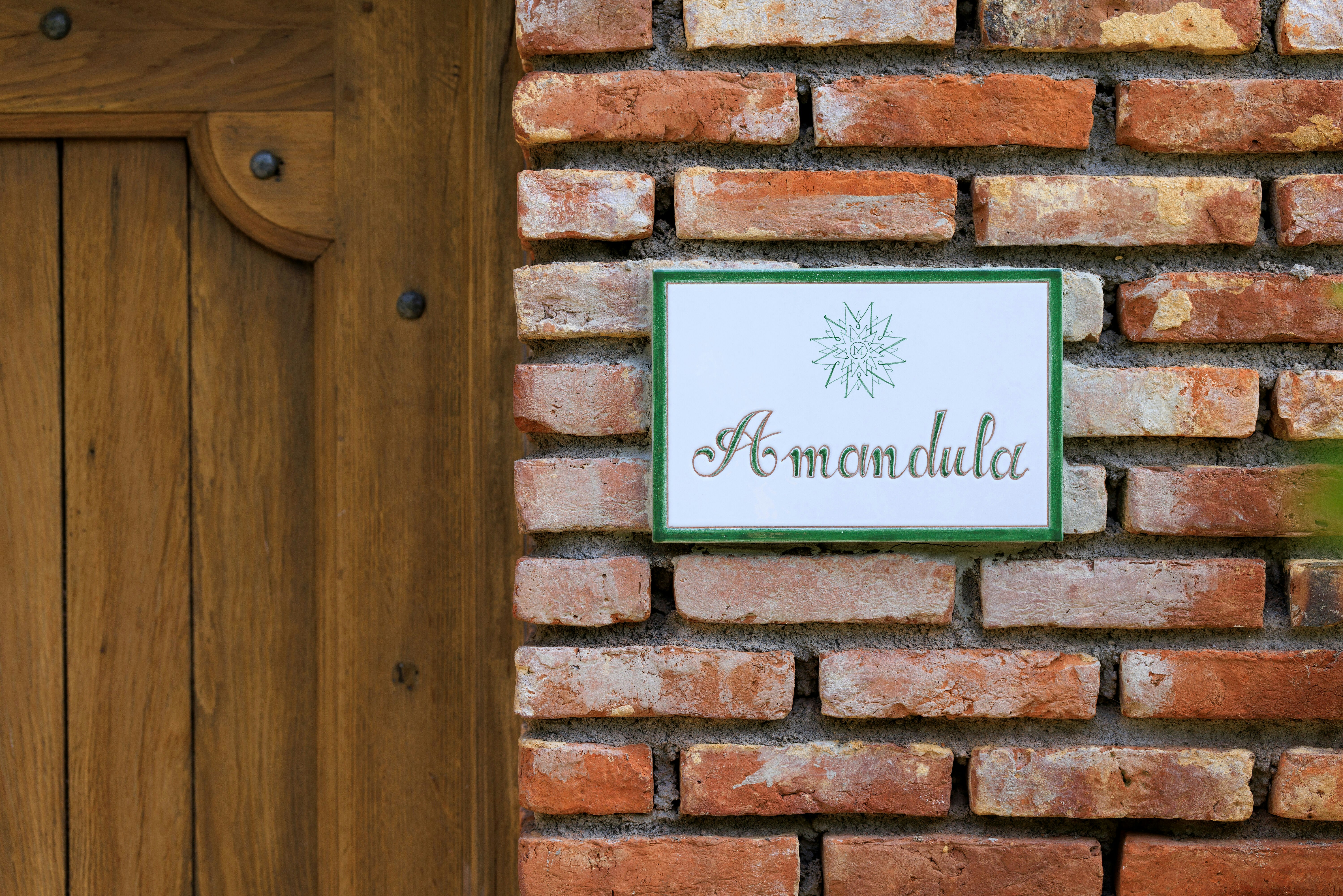 Junior Suite Amandula_exterior detail ceramic name