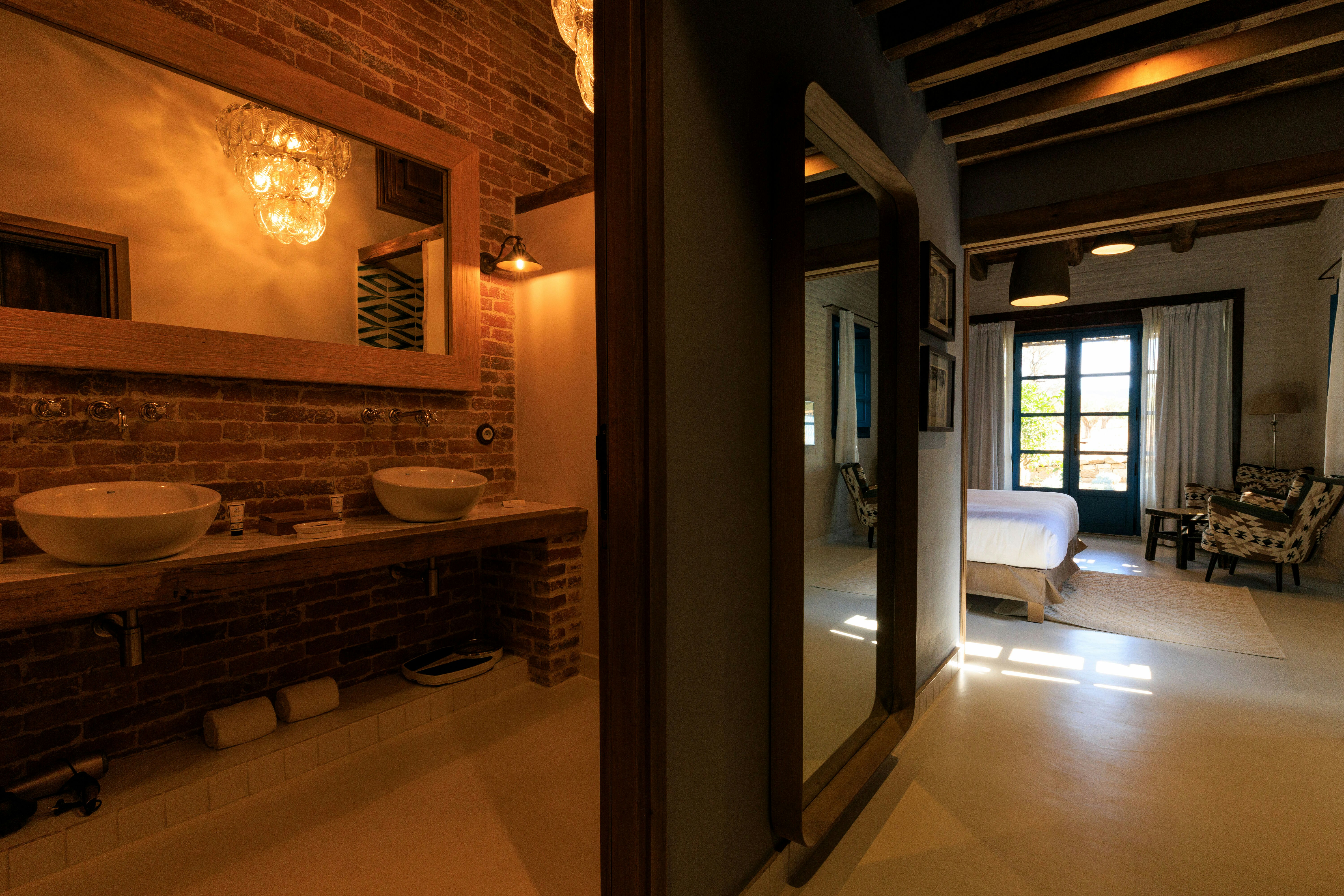 Junior Suite Amandula_corridor bathroom