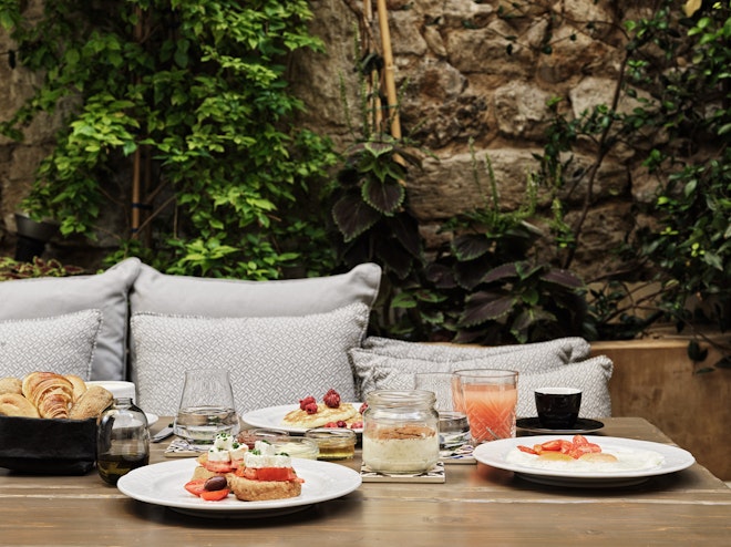 Courtyard Suite - Outdoor Patio Dining