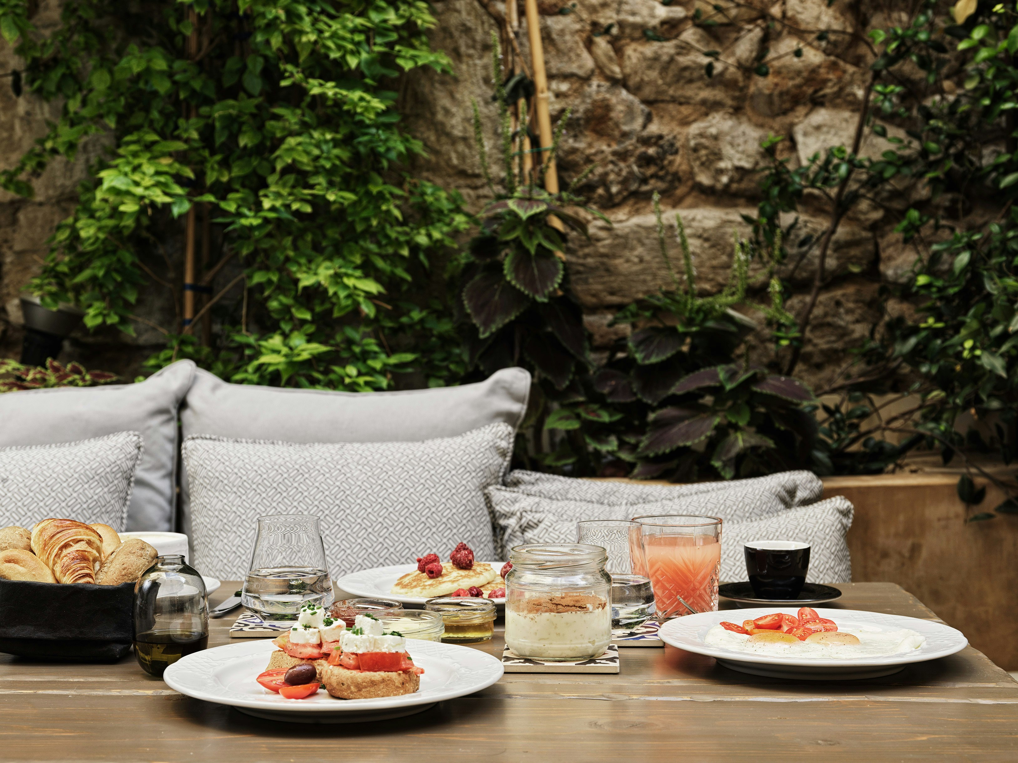 Courtyard Suite - Outdoor Patio Dining