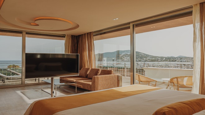Cloud 9 Corner Suite - Bedroom