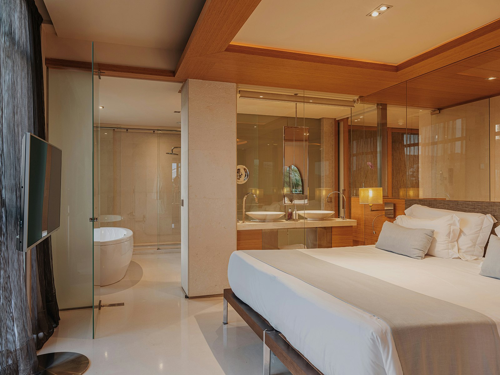 3 Grand Corner Suite - Bedroom